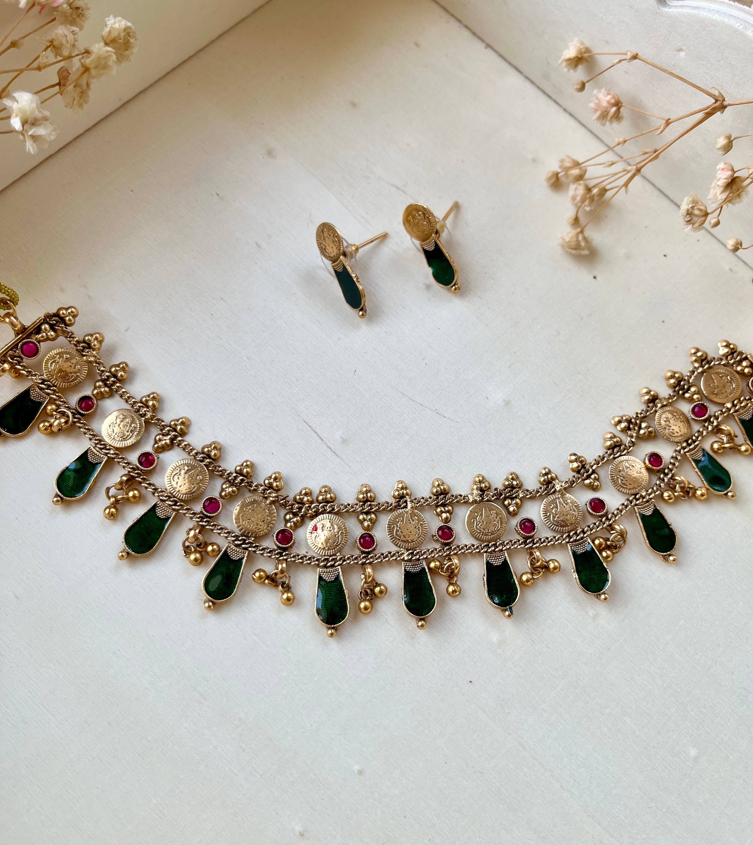 Antique finish choker set