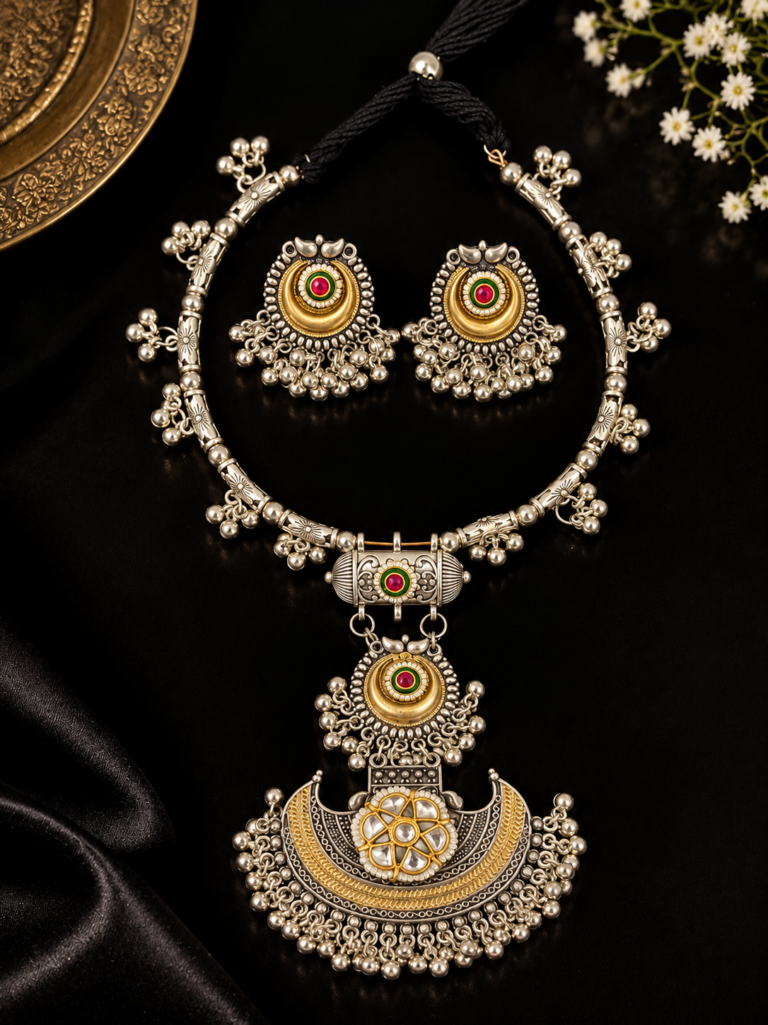 Dual-Tone Hasli Necklace Set with Kundan Chandbali Pendant & Earrings – Navratri Collection