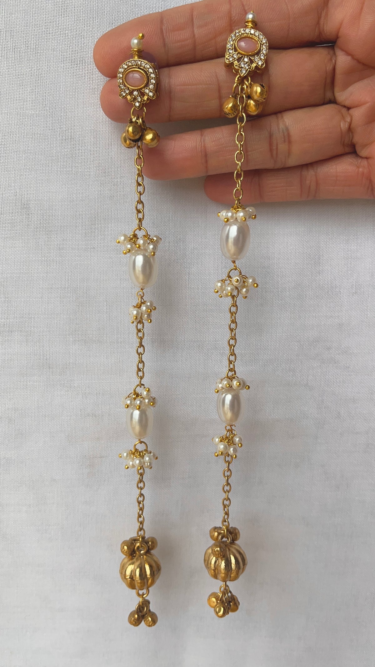Long earrings with pearls