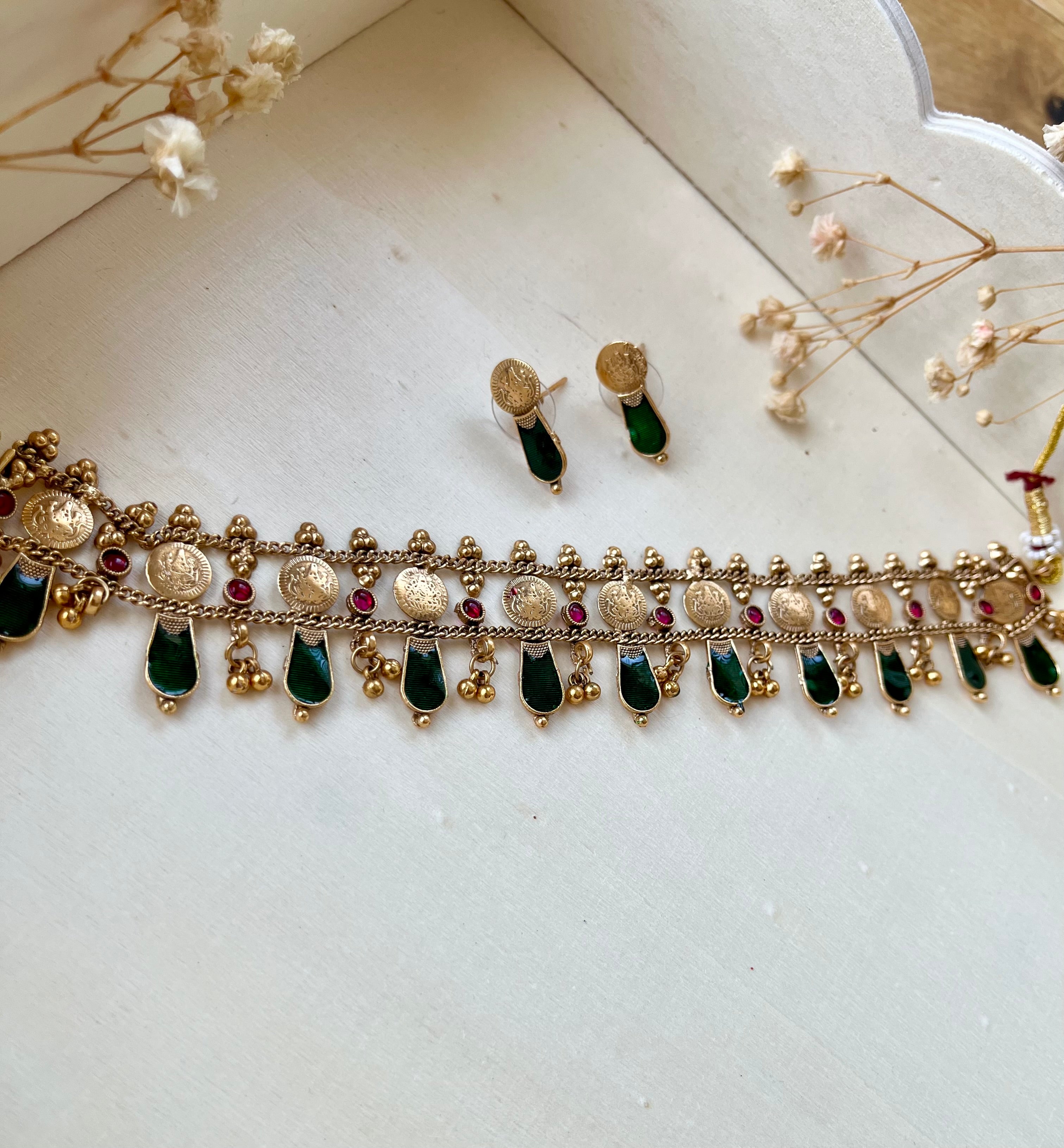 Antique finish choker set