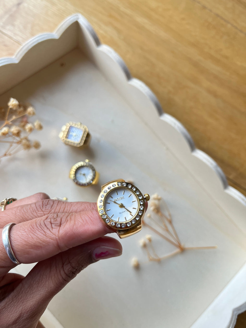 Watch rings/round dial