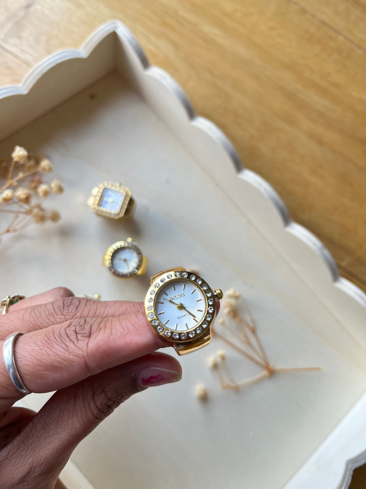 Watch rings/round dial